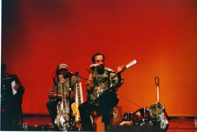 Bob Brozman à la salle Altigone - 1
Le 35RC mis à rude épreuve pour une photo en basse lumière (télémétrique donc aucun problème pour la mise au point) et sans bruit (pas de problème non plus). Je suis encore surpris de la qualité de l'exposition.

Le concert quant à lui était monumental. Bob Brozman est une bête de scène à ne pas manquer.
Mots-clés: blues brozman concert olympus 35RC