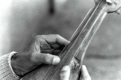 Les Mains de Dimitri
Dimitri Nikolov est un homme originaire des balkans qui joue la musique de son pays dans plusieurs endroits de Toulouse.

Son instrument est une gadulka, une sorte de violon à cordes sympathiques. Sa musique raconte beaucoup de chose et je peux l'écouter pendant des heures.
