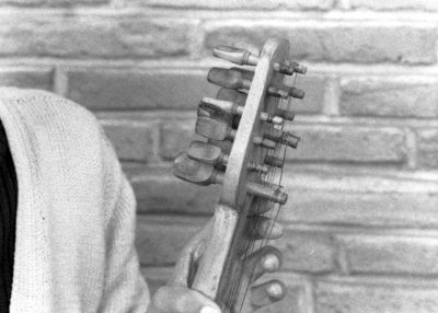 La Tête de la Gadulka de Dimitri
Dimitri Nikolov est un homme originaire des balkans qui joue la musique de son pays dans plusieurs endroits de Toulouse.

Son instrument est une gadulka, une sorte de violon à cordes sympathiques. Sa musique raconte beaucoup de chose et je peux l'écouter pendant des heures.
