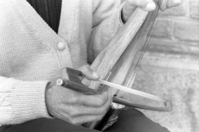 Dimitri en train de jouer
Dimitri Nikolov est un homme originaire des balkans qui joue la musique de son pays dans plusieurs endroits de Toulouse.

Son instrument est une gadulka, une sorte de violon à cordes sympathiques. Sa musique raconte beaucoup de chose et je peux l'écouter pendant des heures.
