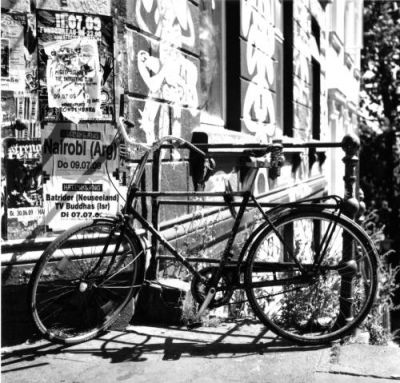 Vélo Hambourgeois
Ainsi que Raphaël - un ex-collègue de boulot que je viens de convertir au moyen-format - mon sujet photographique favori est constitué par les vieux vélos rouillés. Voici l'un d'eux.
Mots-clés: Rolleiflex Hambourg vélo