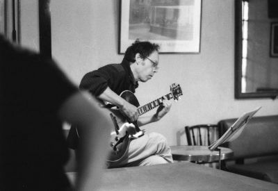 Guitariste de Jazz dans un bistro paumé en Arriège
Mon prof d'harmonica faisait l'enregistrement d'une répétition de ce groupe dans un bistro dans un trou paumé de l'Arriège profonde (si profonde que j'y ai croisé des spéléologues). Je l'ai suivi et je me suis testé à la HP5 poussée à 1600 ASA, ce qui n'était pas de trop car j'ai dû prendre la photo au 1/15 s ouvert à f/2,8.
Mots-clés: Minolta XD-5 Ilford HP5 1600 ASA Jazz