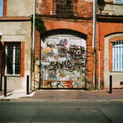 Porte graphée
Une porte sérieusement graphée à côté des Jaccobins à Toulouse.
Mots-clés: porte toulouse lubitel