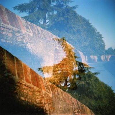 Le Lubitel est un Lomo
Sur un Lubitel, il est possible de superposer deux images. En plus, je ne me rappelle pas avoir déclanché une seconde fois...
Mots-clés: superposition lubitel lomo
