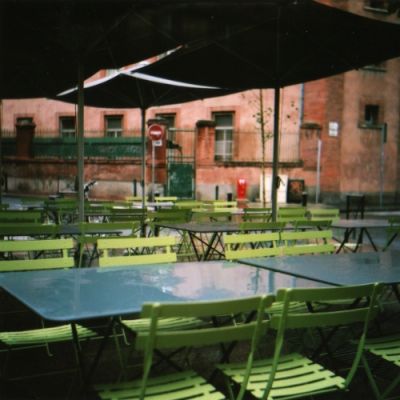 Tables vertes après la pluie
La terrasse d'un restaurant Toulousain après une pluie d'orage.
Mots-clés: table toulouse lubitel