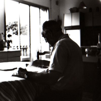 Mon père en pleine lecture
Pris au Semflex Semi-Oto en Rollei Retro 400 ASA.
