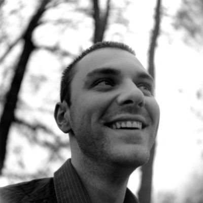 Simon - Souriant
Portrait issu de la scéance photo improvisée pour la candidature d'un collègue pour être mannequin pour la Redoute pour arrondir lses fins de mois. Il n'a pas été pris mais nous nous sommes bien amusés.

Semflex Semi-Oto + filtre jaune-vert + bonnette approche
Mots-clés: semflex