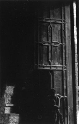 Porte basilique Saint Sernin
Je viens de me remettre au noir et blanc cette année et j'expérimente donc la capture de la lumière. Je suis content de cette prise et moi de son agrandissement avec la tâche laissée sur le négatif.
Mots-clés: toulouse sernin porte