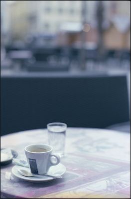 place rep' ,Perpignan
contax Aria - fuji 160C - planar 50mm f/1.4 à F/2.
