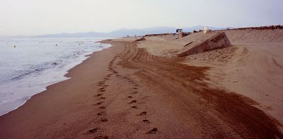petit matin, fin d'été 2007, Toreilles (66) bis
hi matic 7SII - provia 100f
recadrage panoramique, peut être un peu de trop de sable en premier plan
