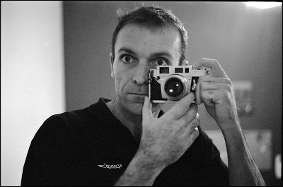 Autoportrait avec mon Konica IIIA
