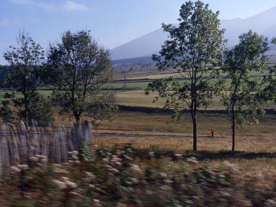 à bord du train jaune
je monte en direction de Mont Louis (66) à bord du train jaune, le coureur va à peu de choses près aussi vite  que moi.
dynax 700 si - 50 mm 1.7 - fuji velvia 50 iso
