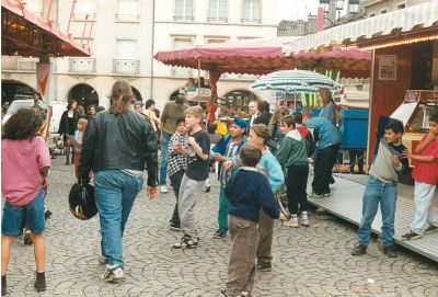 Foire à Pont-à-Mousson, 1995
Photo prise à la foire de Pont-à-Mousson, juillet 1995 (je pense)...En étant attentif, on peut voir que les enfants regardent dans la même direction avec une certaine frayeur; le cliché a été pris au moment même où des pétards explosaient en pleine foule.
