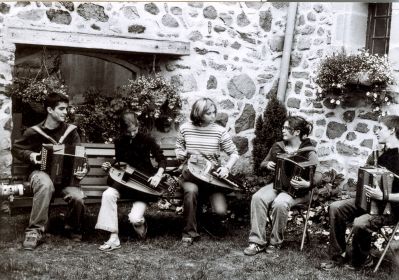 Auvergne chaleureuse
Les "touristes" sont accueillis par des producteurs locaux de bonnes choses, mais aussi par un petit groupe de jeunes jouant des instruments traditionnels, dans une petite impasse (si je me souviens bien)...authenticité garantie; la plus belle des photos que j'aie faite (hormis les enfants, évidemment) ces vacances là
