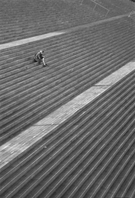 Seul
Seul sur un escalier énorme. Photo prise au cours d'une balade dans le sud de paris au Pentax K1000 et 50 mm.
Maco up 400+ et ID11
