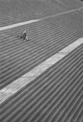 Seul
Réalisée lors d'une balade dans le sud de Paris. Ici sur les marches devant la BNF.
Pentax K1000 au 50mm.
MACO UP 400+ dans ID11.
Tirée sur du papier Ilford grade 3 fixe.
