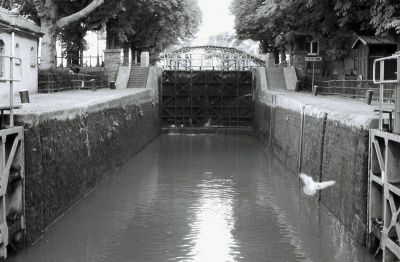 Ecluse du Canal Saint Martin 2
F801, 35-70 f/3.3-4.5, Tmax 100
