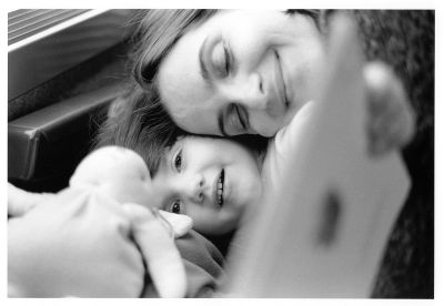 Lou
Prise ou piège dans un train entre sa maman, son livre et son doudou. 
Pentax KX, 55mm, Rollei Retro 400

