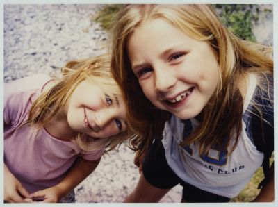 Elles se marrent
Elles se marrent parce qu’on leur a dit que la couleur à la maison c’est trop dur.

Canonet QL 17 / Kodak Ultra 400 / Kit Tetenal C41 / Kit Tetenal RA-4 / Opemus 6 / Kodak Endura
