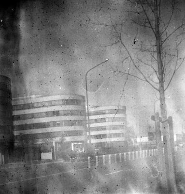 Novadis
Les foldings c’est rigolo mais les fuites de lumières sur le soufflet ça l’est moins...

Kodak Six-20 / Fortepan 200 / D76 / scan / photoshop
