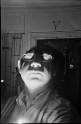 Autoportrait pour faire peur aux tits nenfants
Pose B, open flash et double exposition.
Ultra fex « Himalaya » / Fortepan 200 / fond de D76 hors d’âge / scan
