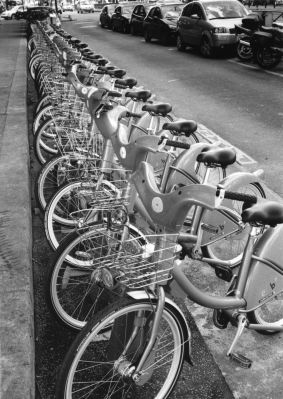 Vélibs en chaîne
Une file de « vélibs » (vélos en libre service) près de la gare Montparnasse à Paris.
C’est la 1re fois que j’applique la méthode du TER pour un tirage et ça m’a l’air de marcher...
La file de voitures à l’arrière a reçu une exposition supplémentaire.

TMax 400 / Canonet QL17 / rév. TMax / Ilford Multigrade IV FB (gr. 2) / Opemus 6 avec tête couleur
