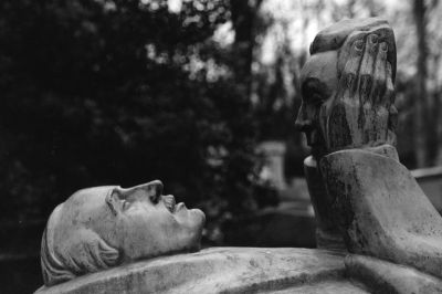 Postérité
Les rôles sont inversés... C’est désormais le personnage qui veille sur la destinée posthume de l’auteur.

EOS 300V+Tamron 28-75/ Delta 100 / D76 / Tetenal RC / Krokus 4
