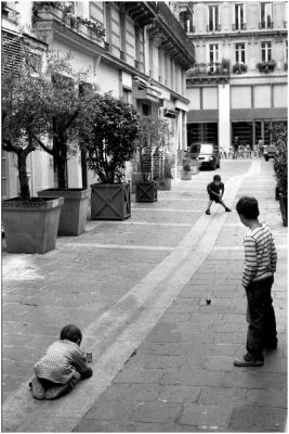 jeu d'enfants
Dans le quartier Montorgueil à Paris.
