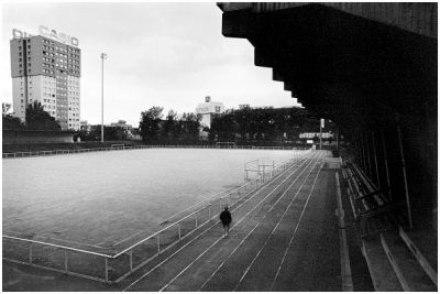 au stade
