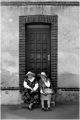 deux_femmes_assises_sur_le_pas_de_porte_120K.jpg