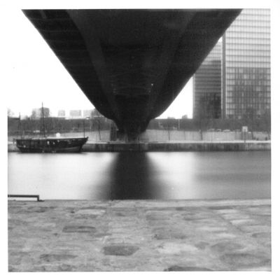 Sous la passerelle
Premier résultat d'un sténopé fait maison (ou presque, car utilisation d'une carcasse de Fex Elite). Pellicule 6x6, tirage papier, scan du tirage.

