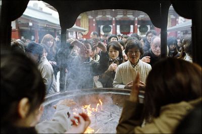 Encens, devant le Sencho-ji, Tokyo, quartier d'Asakusa
