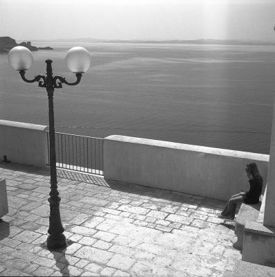 Face à la mer
Elle est voilée. Détroit de Bonifacio pris depuis la vielle vieille de Bonifacio en Corse, on voit les côtes sardes.
