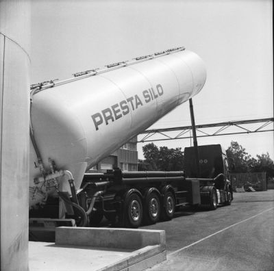 Rampe de lancement
Trix 400 à 400 iso dans R09 à 1+40. Pris au lubitel 166 universal. Scan à 1200 DPI 

