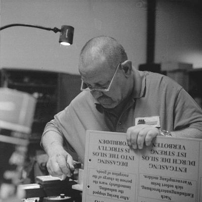 Fifi
Le mécanicien de la maintenance de mon usine. Salyut-S + vega 12, ilford delta 3200 à 1600 iso dans du R09. Scan de néga à 1200 DPI
