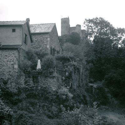 Contrejour sur la forteresse de Najac - Aveyron - France
Kodak Tri X 320 - Yashica Mat 124G 
