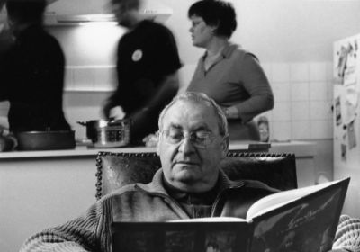 papa lit, le monde s'agite
OM-1, hp5+400

