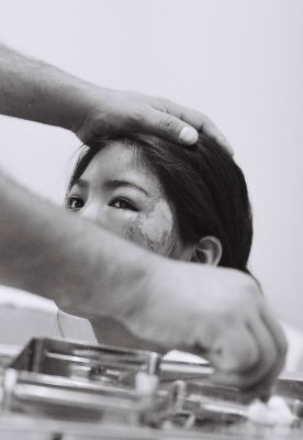 Courage
Aprés une chute de vélo sur les pistes rocailleuses de l'atacama, voilà une jeune fille aux soins, dont le regard noir m'a captivé. 
Mots-clés: médecine chili atacama regard