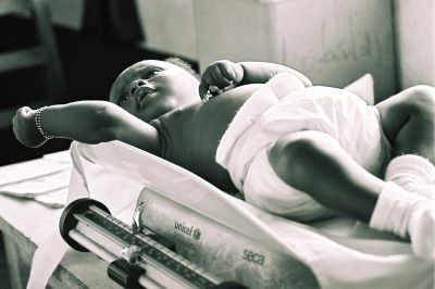 La pesée
contre plongée dans l'innocence, clin d'oeil à l'unicef qui a offert cette balance.
Noter le petit bracelet, grigri porté dés la naissance pour éloigner les mauvais esprits
Mots-clés: medecine congo bébé