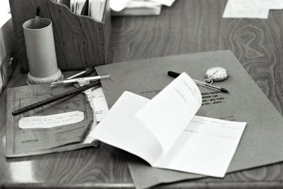 porte et fenetre ouverte
La salle de consultation au vietnam est un lieu ouvert, des têtes inconnues regardent ce qui se passent pendant q'un patient est examiné; le vent s'engouffre dans cette espace. A note la date sur le petit cahier qui témoigne 50 ans après de l'époque coloniale
Mots-clés: médecine vietnam