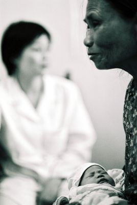 Le poids des adultes
Mots-clés: médecine vietnam  portrait bébé