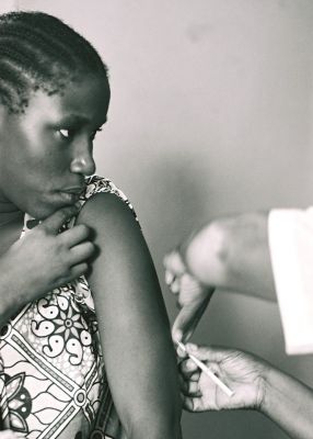 Opposition de mains
Opposition de 2 mondes , la connaissance, "li'ignorance du pourquoi du comment", la patiente découvre la vaccination
Mots-clés: medecine congo vaccination
