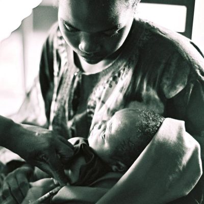 vaccination biblique
Lumiere sur l'enfant roi, sa mére attentive veille sur lui pendant qu'une main inconnue le vaccine
Mots-clés: medecine congo bébé
