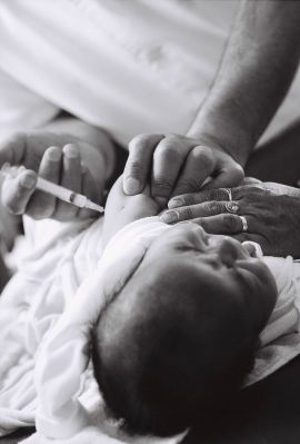 Beaucoup de mains pour maintenir ce petit bout de chou...
Mots-clés: médecine chili atacama bébé