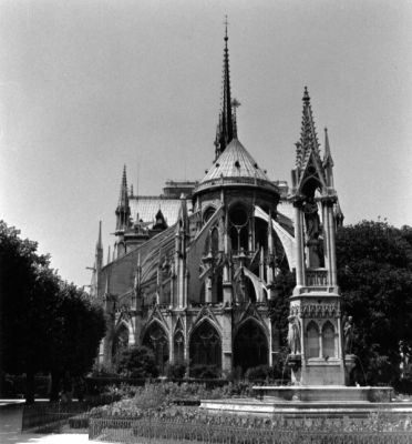 Notre dame 2
Yashica Mat 124G - scan de tirage - pris sans cellule règle du f16- HP5 rodinal
