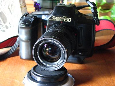 canon t90
Le t90 vue de face avec zoom canon 35/70 f:4.
Seul probleme de ce boitier, il ne tient pas sur son socle lorsqu'il est équipé d'un objectif !!
