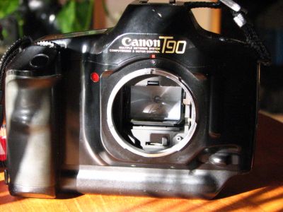 canon t90 face
Vue de face sans objectif. Juste devant le bouton du declencheur, un plus petit permettant la mesure multi-spot (possibilité de prenre plusieurs mesures spot pour la meme image, l'appareil calul en consequence l'exposition ideale).
