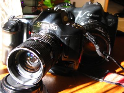 canon T90/eos1
Passation de pouvoir entre 2 bêtes sacrées de chez canon ....
Il y a quand meme plus qu'un air de famille, non ???
