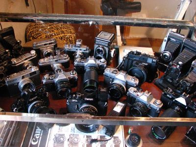 collection 1
ma premiere vitrine d'appareils de collection avec au centre ma collecion canon serieA plus un fbtql, et un vieux EF ainsi qu'un F1 old avec le kit cat (flash+bague).
Un foca sport, un foca OPL deux etoiles, un zorki copie leica, un rolleiflex T, un minox C, un zeiss super Ikonta à map telemetrique, ......
