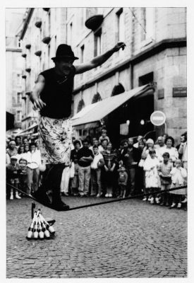 jongleur
Saint-Malo
photo prise à l'arrache, pas tres bonne techniquement (sous ex, un peu floue), mais peu de lumiere et pas de flash pour deboucher le contre jour sur le jongleur.
L'important etait à mon avis le sujet et le cadrage avec les spectateurs en arriere plan.
Canon A1, objectif 1,8:50mm photo prise au 1/30 à f1,8, pellicule Ilford hp5
Scan d'un tirage 18x24 avec scanner Epson perfection 1260 à 300dpi
